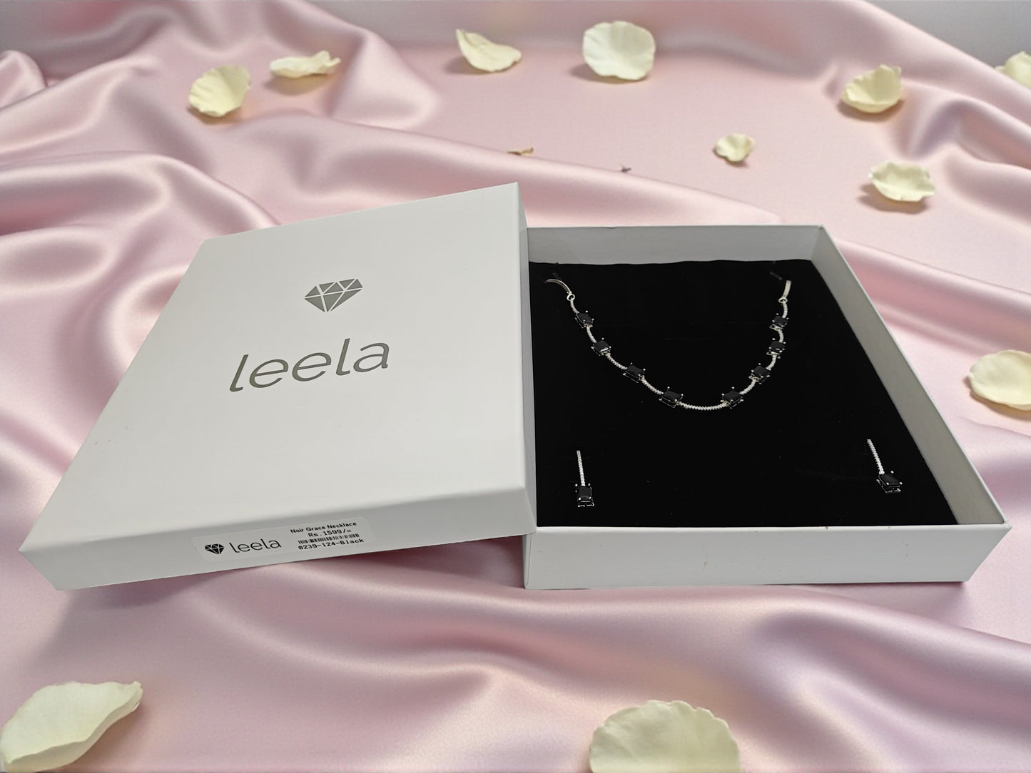 Noir Grace Necklace - Black