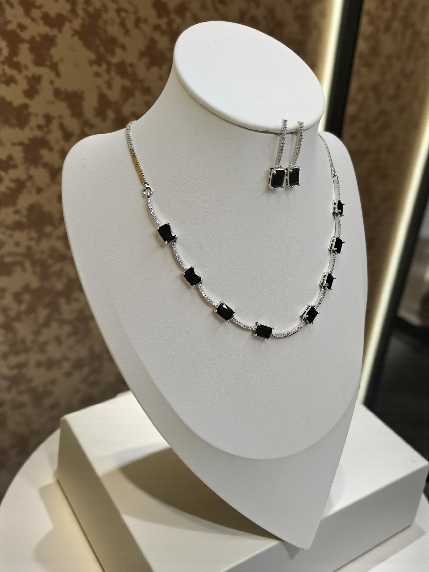 Noir Grace Necklace - Black
