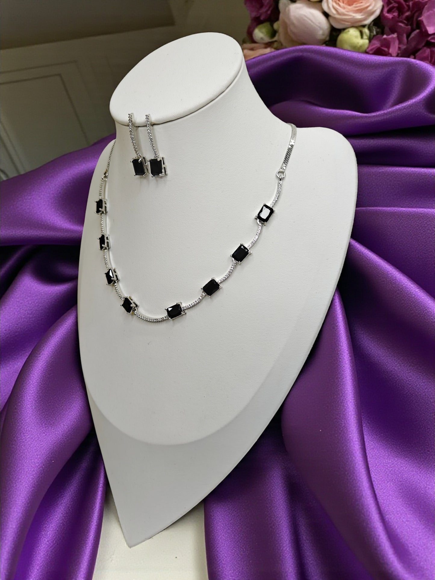 Noir Grace Necklace - Black
