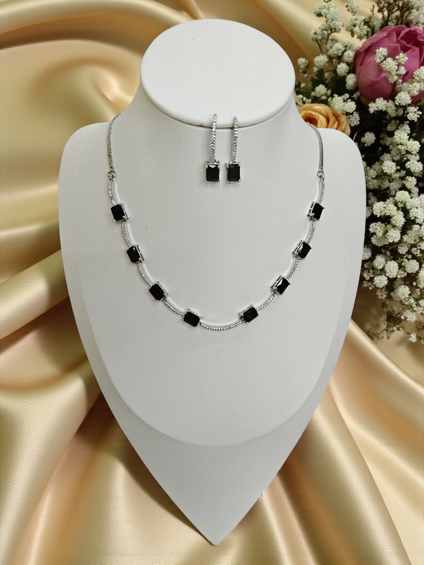 Noir Grace Necklace - Black