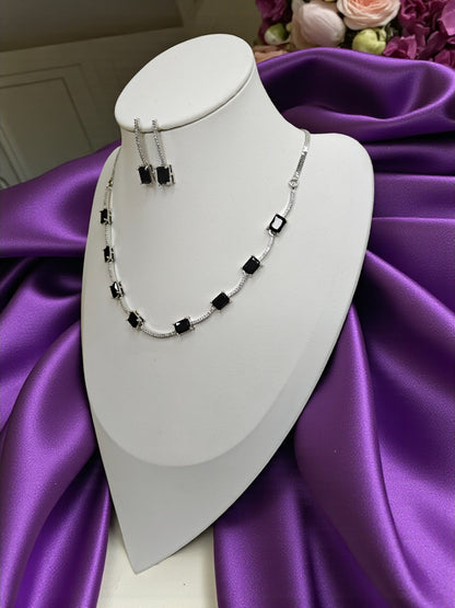 Noir Grace Necklace - Black